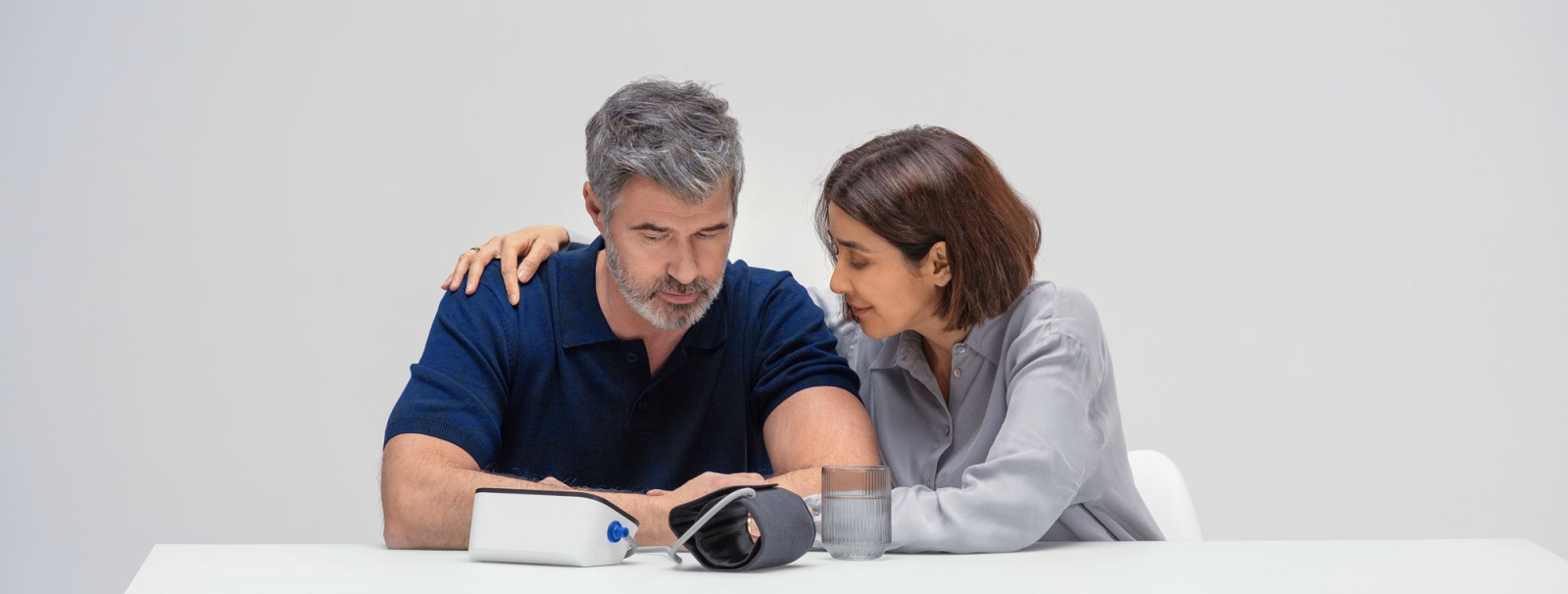 Pareja midiendo presión arterial