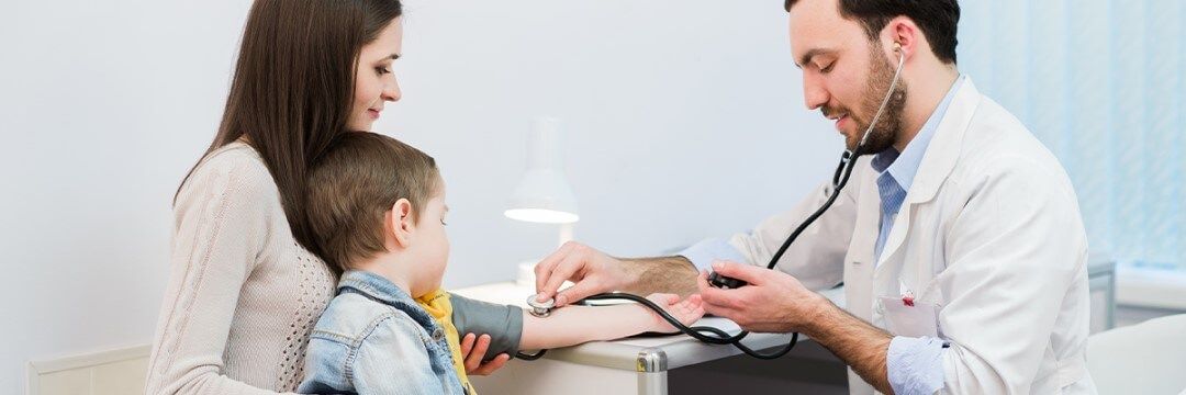 Mide la presión arterial de tus hijos fácilmente | OMRON Healthcare